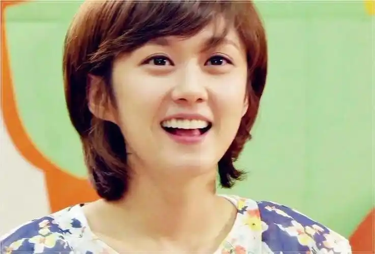 43岁张娜拉近照曝光,素颜颜值依旧能打,一手好牌被自己打得稀碎_腾讯