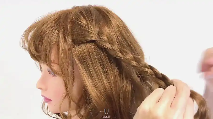 头发是卷发的你可以这样扎公主头,好看有气质