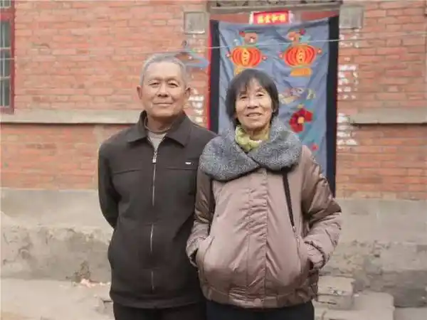 70岁农村老母亲穿礼服拍时尚大片,令人动容