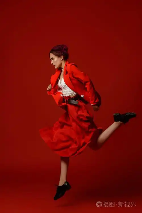 美丽的女孩,粉红色的头发,穿着鲜艳的衣服,红色的背景.