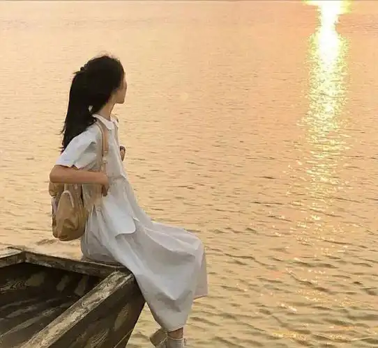 落日余晖意境女生头像1