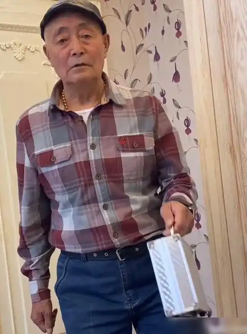 耀杨为给姥爷治病花光了卡里的钱老人最后视频曝光还有遗憾