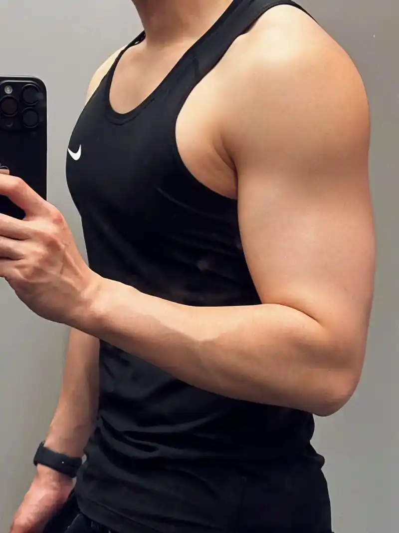 黑背心申请出战97.#健身拍照两不误 #撸铁男孩 #努力训 - 抖音