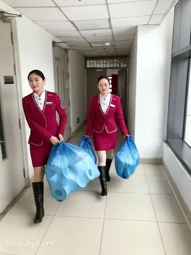 下车后的高铁乘务员