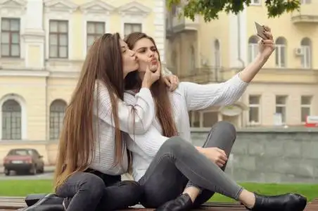 两个女朋友亲吻他们的嘴唇, 而他们做一个 se照片