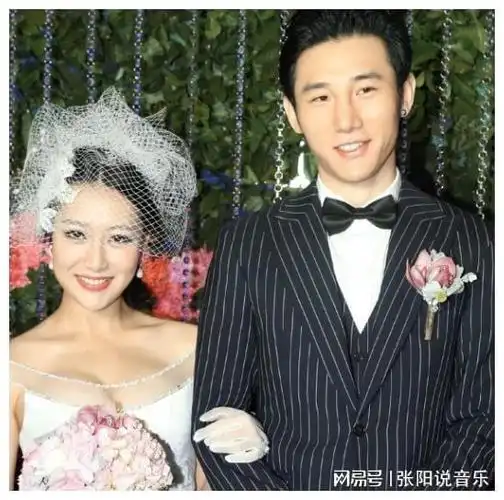 几年后,丁一被曝出疑似与男星郑元畅有越轨行为,两人或许是一对同性恋