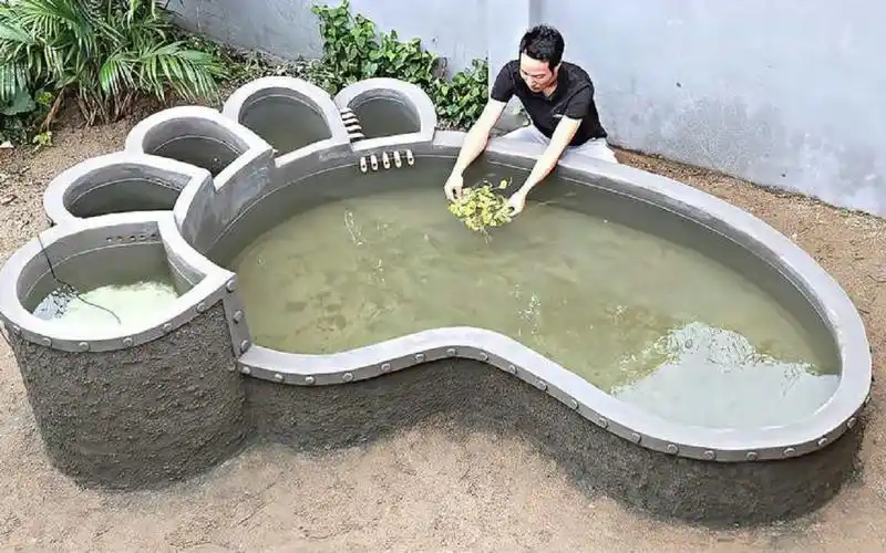 在院子砌大脚掌鱼池,媳妇直翻白眼,看到最后成品到处炫耀技术好