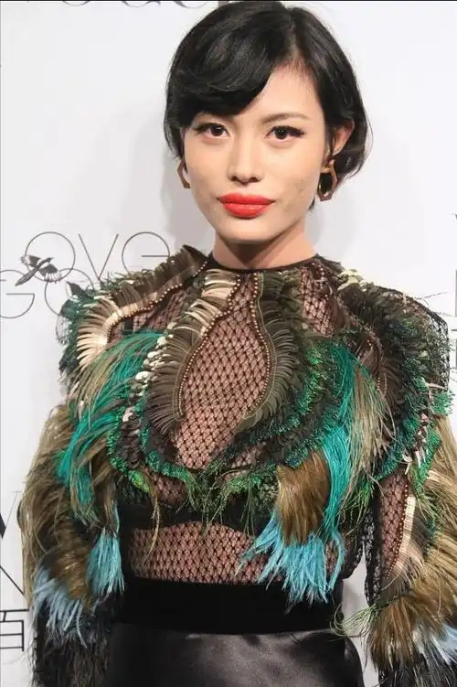 汪峰前妻葛荟婕不愧是超模长相高级身材好羽毛裙都能轻松驾驭