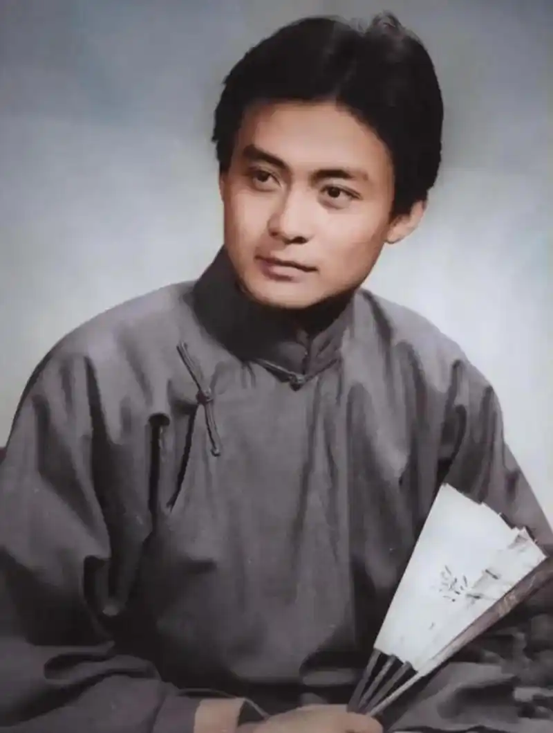 "白眉大侠"刑岷山的年轻照片展现出他的英俊和侠气,令人深感惊艳.