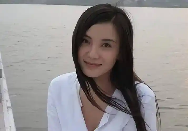 与陈龙相爱,和张黎高调官宣,41岁未婚的小宋佳真的敢爱敢恨吗?