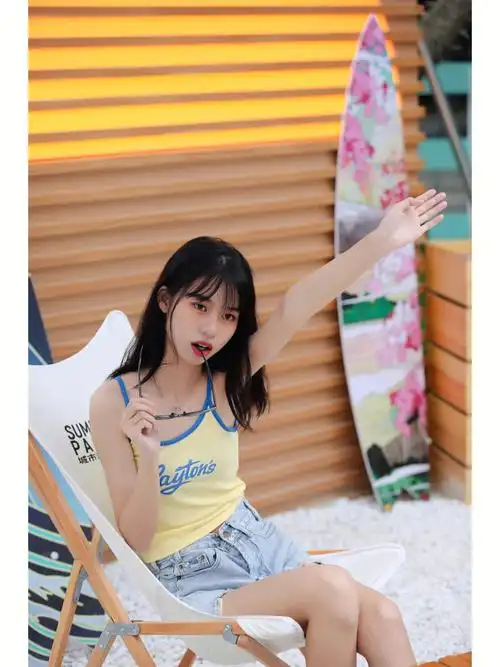 深圳街拍青春清凉小姐姐