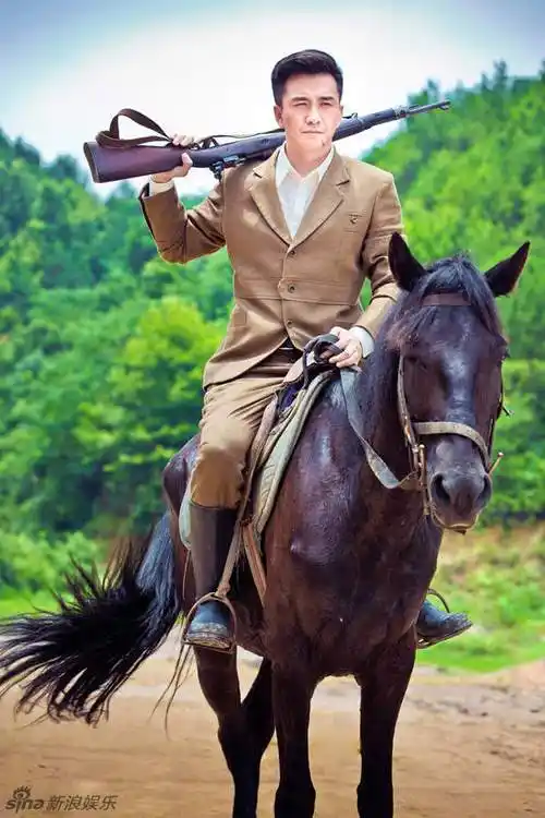 组图:翟天临《决杀》曝剧照 手持双枪英气十足