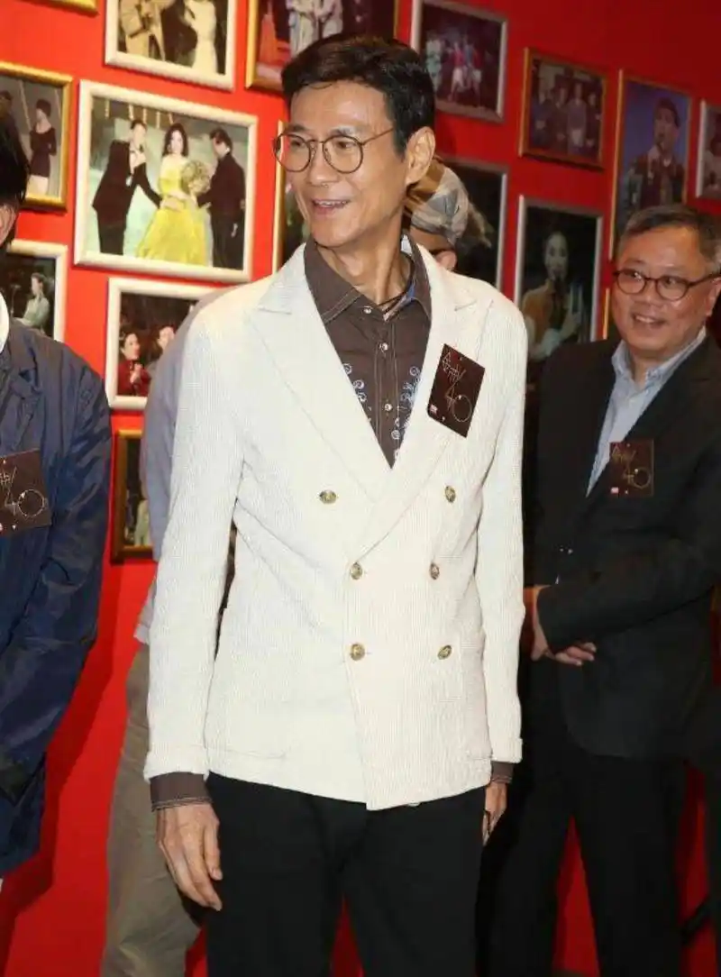 郑少秋越老越精致:爱穿大衣,西装风度翩翩,找不出一根白发_效果_年龄