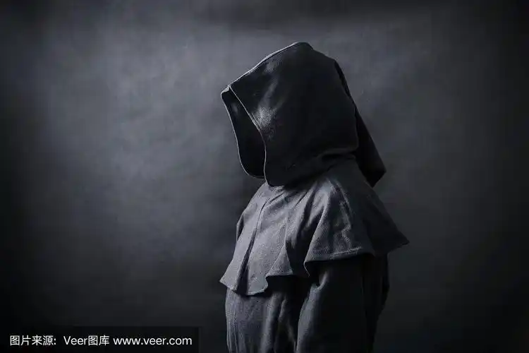 穿着兜帽斗篷的可怕身影
