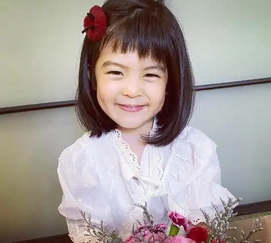 贾静雯晒旧照感谢妈妈,小时候的她与女儿咘咘简直一模一样