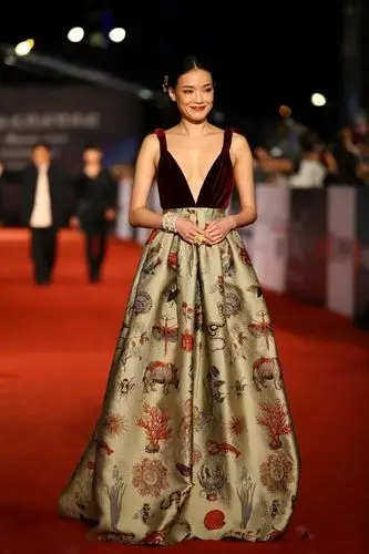 舒淇深v 礼服性感走红毯 女王气场hold住全场 舒淇性感图片_明星_美桌