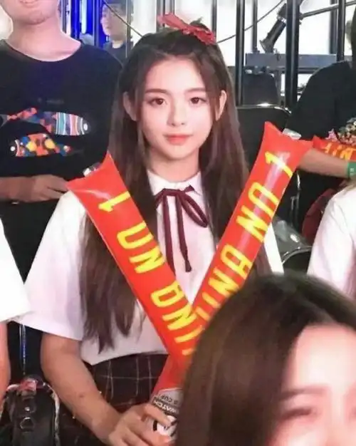 杨超越没出道时期,像个娃娃