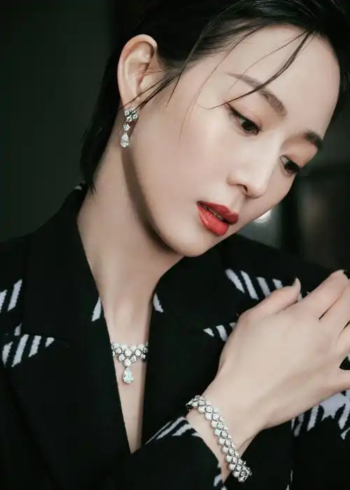 张钧甯出席gq盛典 菱格风衣高级清冷魅力尽显