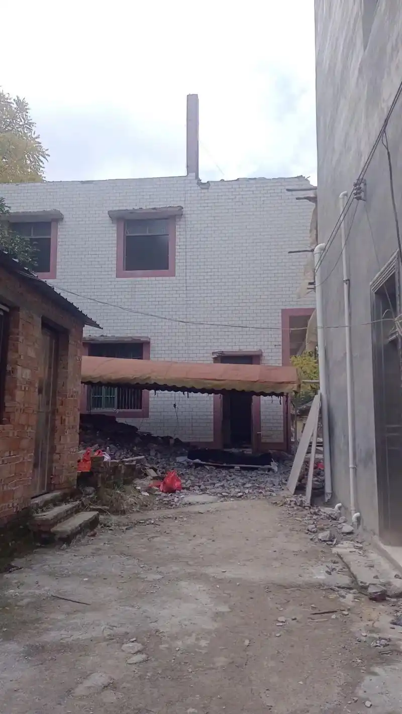 施工现场实拍 #拆房子 #记录施工现场 辛苦劳作一辈子,好 - 抖音