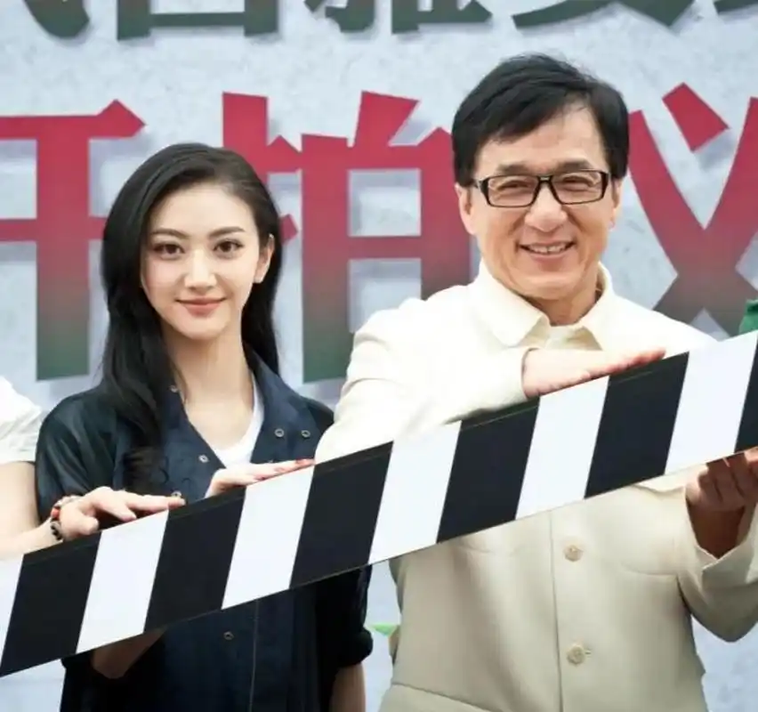 景甜和大哥成龙同框,被曝有潜规则.这不是事实吧?