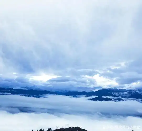 白云压城城欲摧,一大团仙气席卷而来