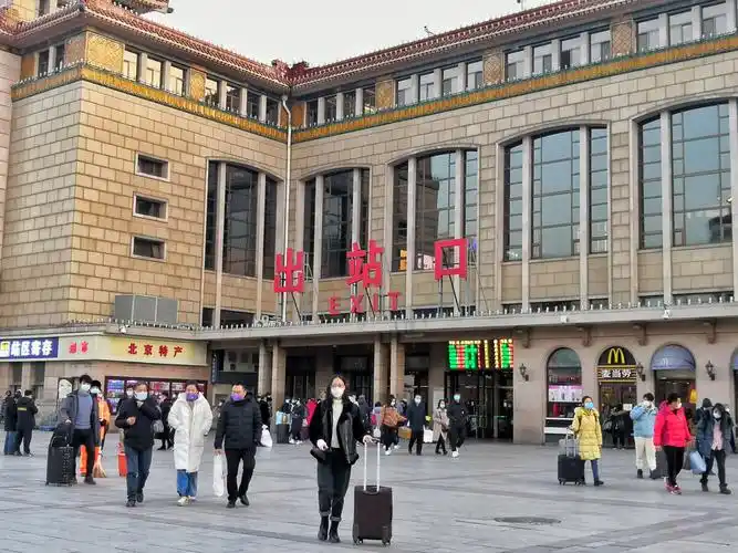 2021北京站腊月二十热的春运现场