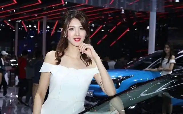 《非诚勿扰》人气女嘉宾黄义婷亮相上海车展,美女穿长裙优雅亮相_网易