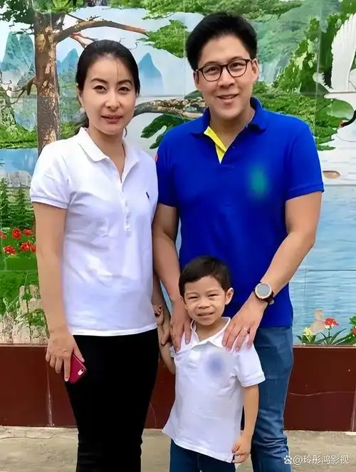 这是郭晶晶和丈夫霍启刚,以及儿子在一起的合照