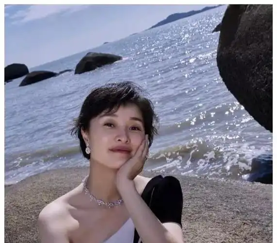 50岁依然单身的吴越,爱的最好状态是爱自己