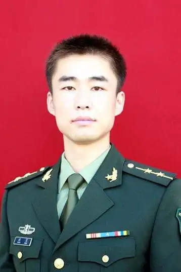 二炮硕士军官为救一落水少年溺水牺牲(图)