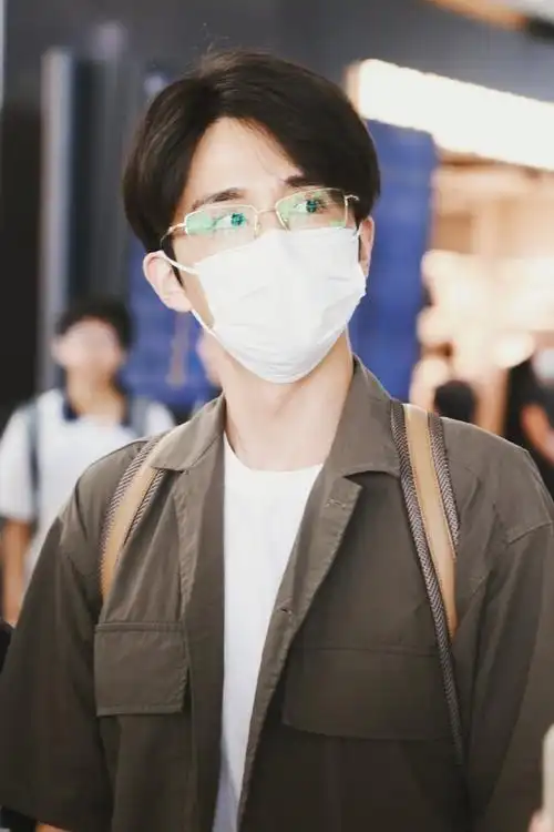 张新成超话92#张新成大宋少年志2#【20230818 饭拍|行程:长沙csx