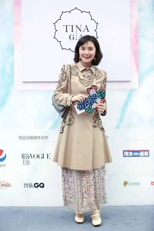 57岁严晓频坚守自然美!不浓妆不扮嫩,穿西装 阔腿裤看着像40出头插图5