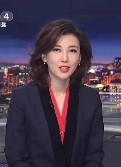 央视最美主播李红近照曝光,新闻台前端庄大方,私下模样却大不同