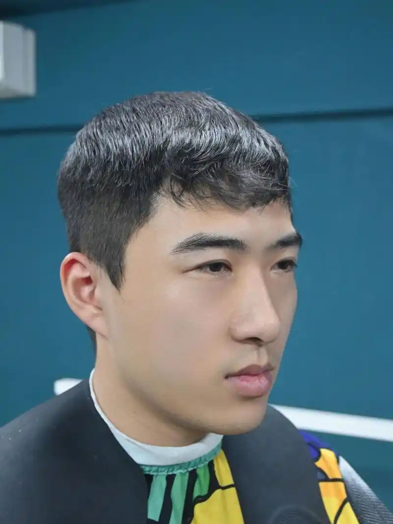 男生自然卷可以怎么改变 男生自然卷平时比较毛躁细软不成形的卷 可以