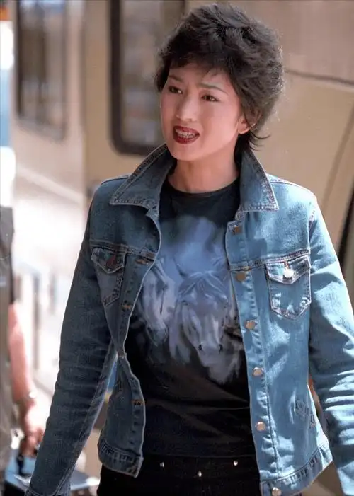 巩俐年轻时就爱穿牛仔夹克,搭配t恤就挺个性,配红唇短发很摩登.