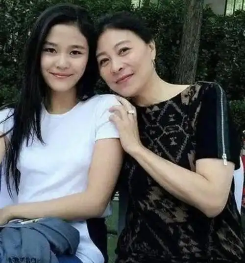 坎坷的岳红:28岁离婚,40岁患胃癌,为了女儿至今没再