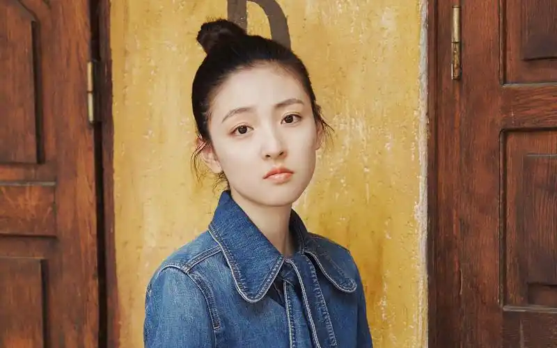 电脑壁纸 明星 大陆明星 清秀靓丽女神吴倩时尚休闲牛仔街拍