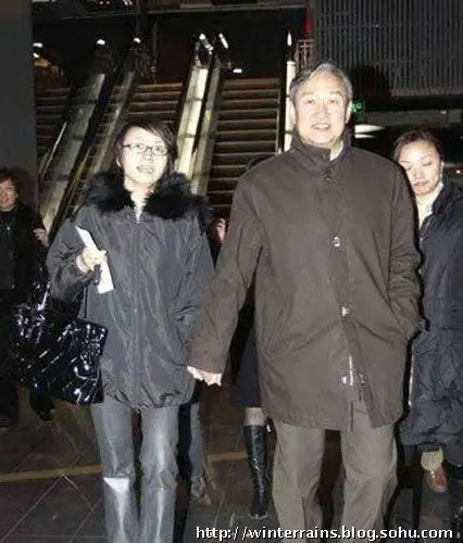 据了解,宋丹丹和英达离婚不久,在朋友苏小明,张暴默的撮合下,她相亲