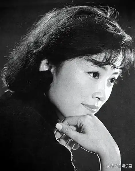 年纪相仿的宋春丽与黄梅莹相比,明显是一个天上一个地下,住在农房吃饭