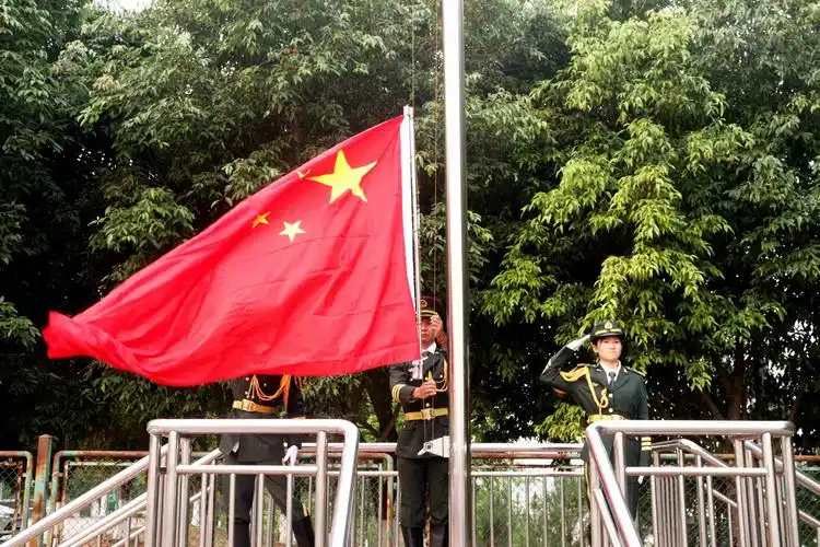 "国家安全我来守护" 工程与信息技术学院举行主题升旗仪式 - 工作简讯