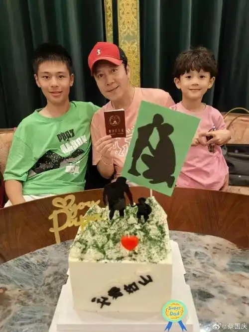 蔡国庆晒老婆视角庆父亲节,与俩儿子温馨同框,父子仨全是高颜值,这