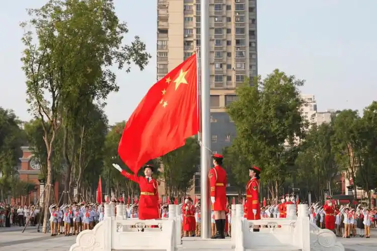 北碚区举行2021年国庆节升国旗活动 千余市民共祝祖国72周年华诞