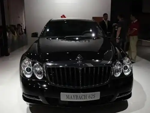 1000万迈巴赫上车牌,被强行喷字,车管所:现在讲究平等