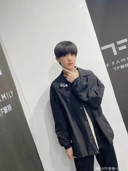 有宝贝们知道tf三代小孩的应援色是什么吗