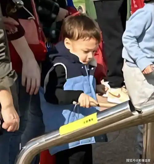 撒贝宁武汉过年:妻子李白特时尚,妹妹撒贝娜含蓄,龙凤胎太呆萌_小尼