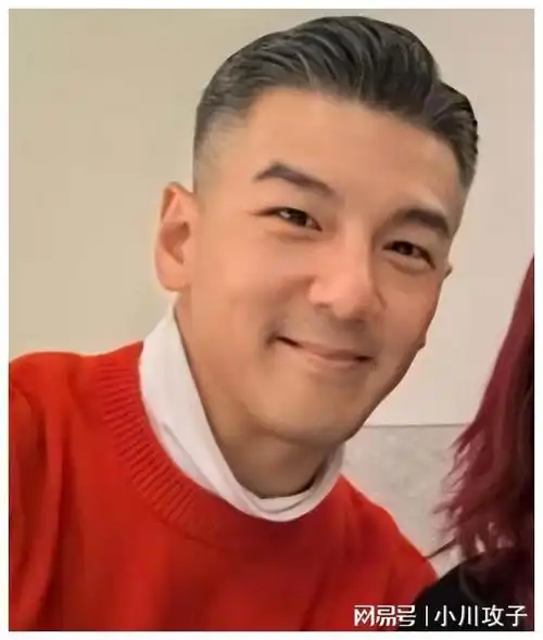 贾静雯47岁前夫孙志浩罕见露面满头白发和女儿梧桐妹送祝福