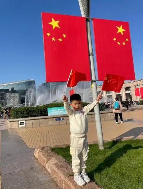 与国旗合影 晒出浓浓爱国情