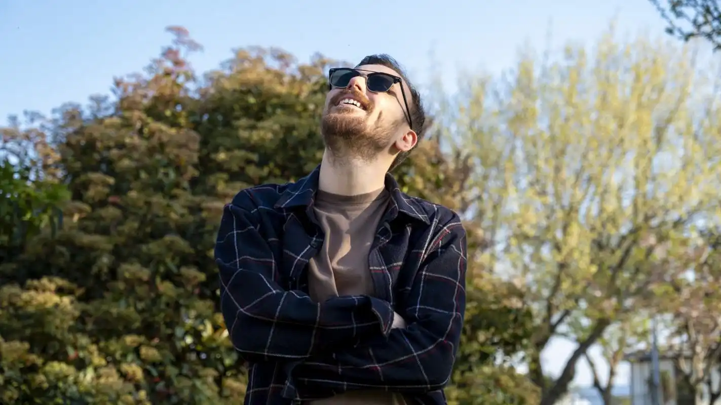 他们眼神坚定有力,笑容温暖如春;唇部牙齿整洁无瑕.鼻梁挺拔精致如画!