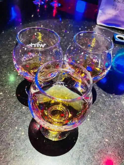 啤酒瓶堆成塔拍照还挺好看的.