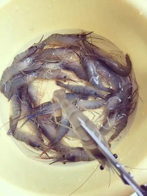 勾芡螺丝虾的做法图解1